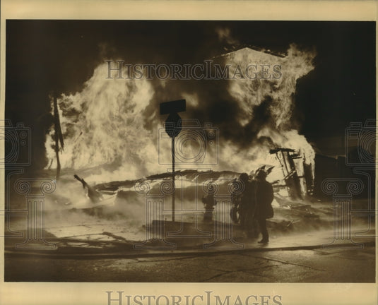 1989 Press Photo Firemen battle a 2 alarm fire at Dumaine and N. Derigny - Historic Images