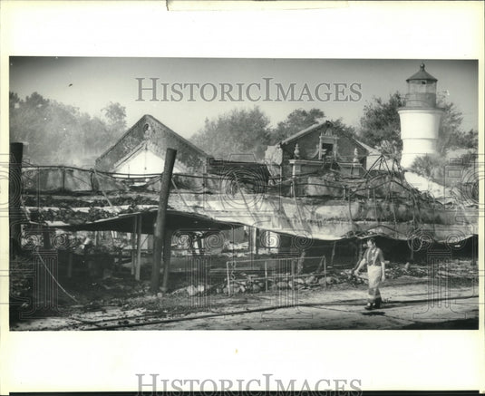 1990 Press Photo A lone fireman checks for hot spots at Bali Hi Restrurant fire. - Historic Images