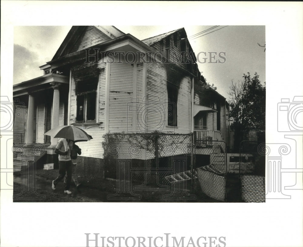 1987 Press Photo Aftermath of a tragic fire on Columbus where a child died. - Historic Images