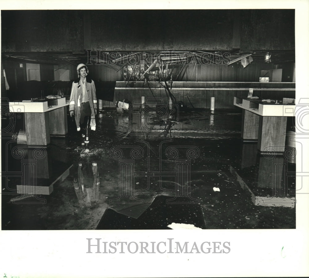 1986 Press Photo Mark Jee, fire investigator looks over lobby of American Bank. - Historic Images