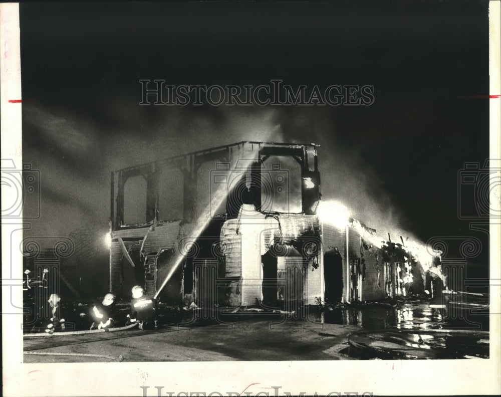 1986 Press Photo Firemen fighting fire at 3945 Williams Boulevard in Kenner., La - Historic Images