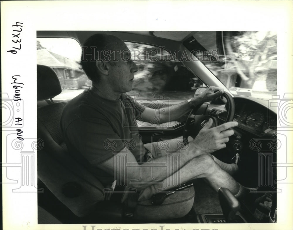 1992 Press Photo Albert Segraves drives with his pistol through bad neighborhood - Historic Images