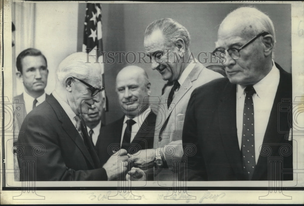 1968 Press Photo President Johnson hands pen to Sen. Dodd at gun control signing - Historic Images