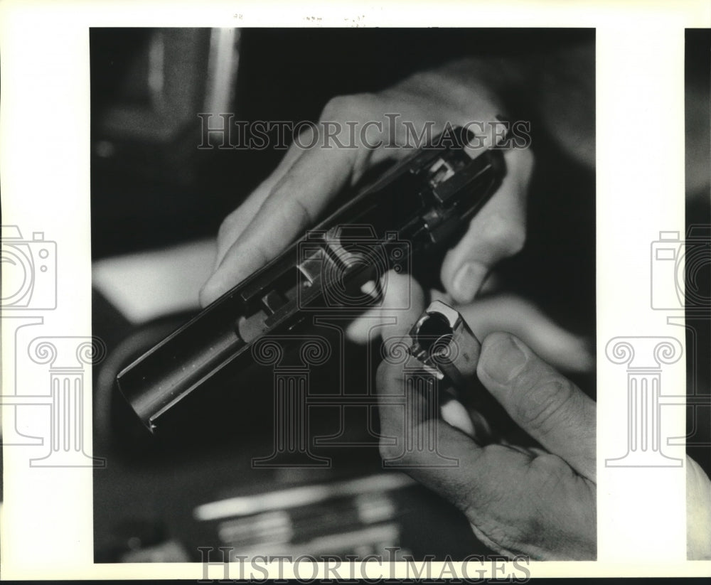 1990 Press Photo Firearms-Picture of a gun. - Historic Images