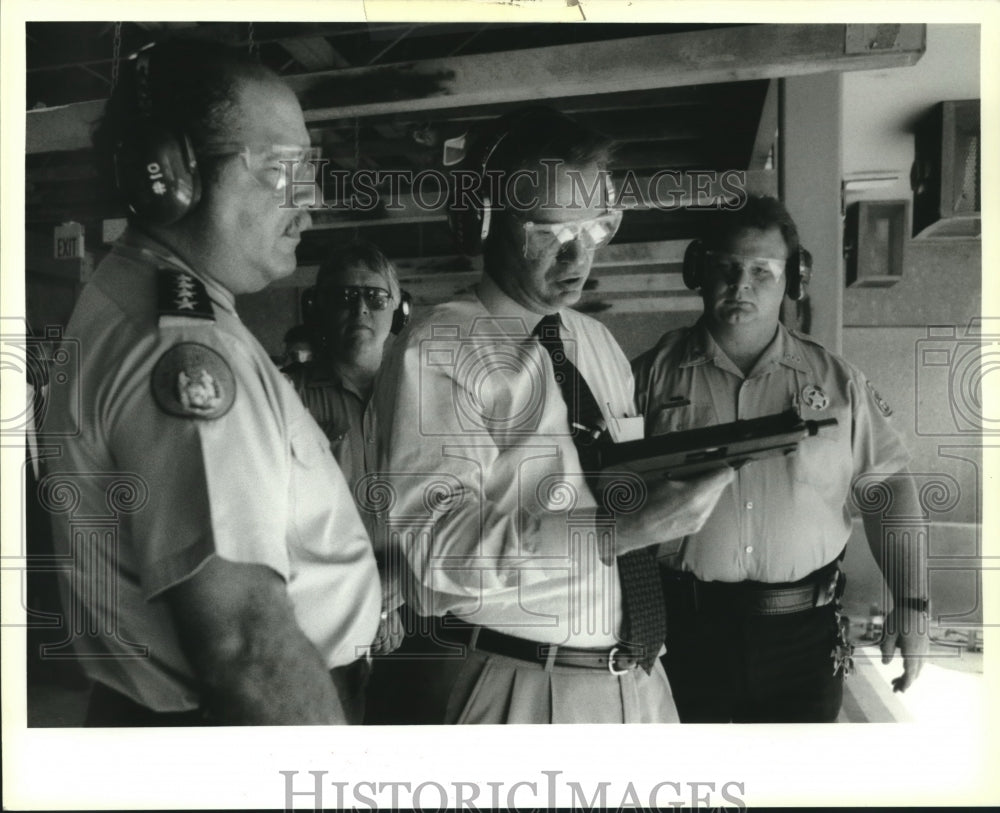 Press Photo Sen. John Breaux holds assault weapon at Municipal Training Academy - Historic Images