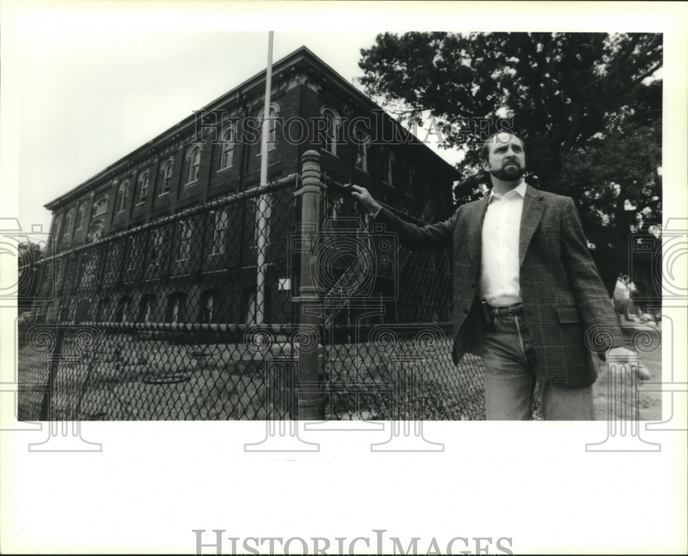 1990 Press Photo Tom Finnegan at now vacant Belleville School in Algiers. - Historic Images