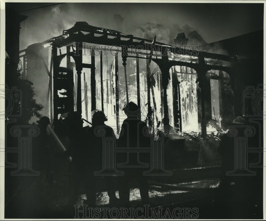 1987 Press Photo New Orleans Firemen battling a blazing home fire - Historic Images