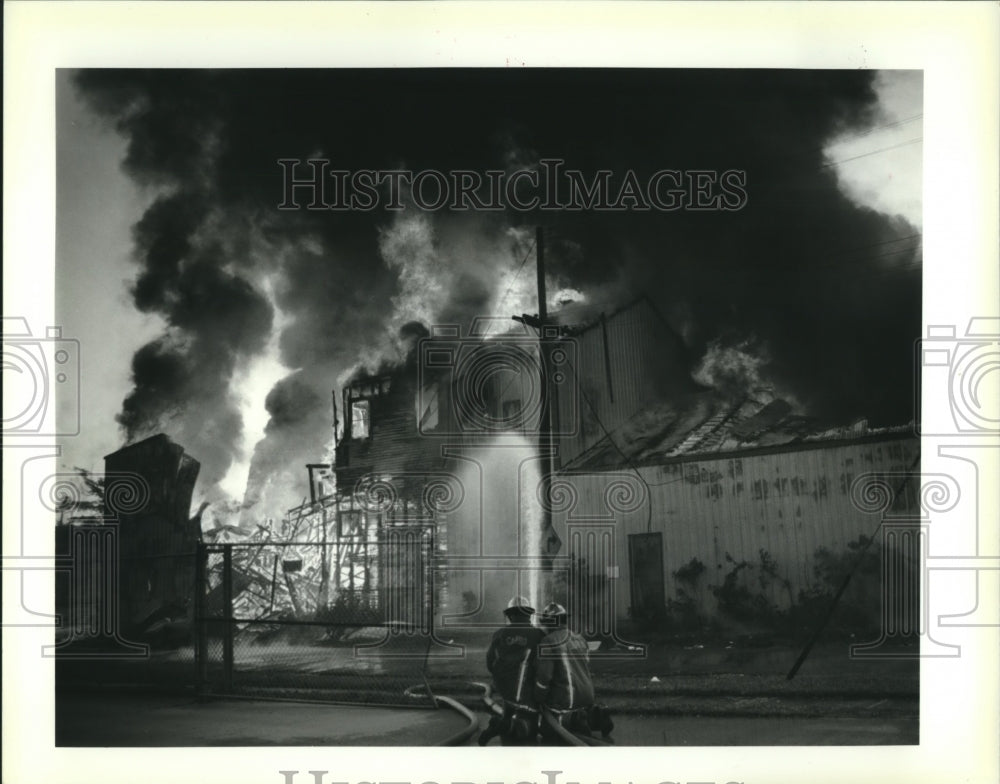 1992 Press Photo New Orleans firefighters battle fire at Conti &amp; Gayoso Street - Historic Images