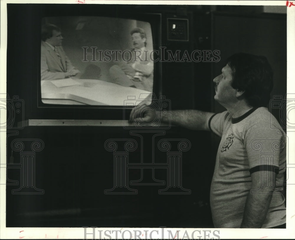 1986 Press Photo Fireman watches TV on the New Orleans Fire Department&#39;s strike - Historic Images