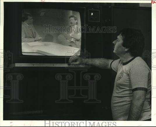 1986 Press Photo Fireman watches TV on the New Orleans Fire Department's strike - Historic Images