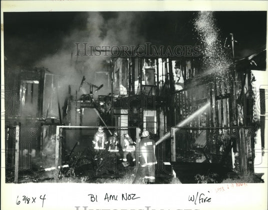 1992 Press Photo New Orleans firefighters at Dumaine and N. Roman fire scene - Historic Images