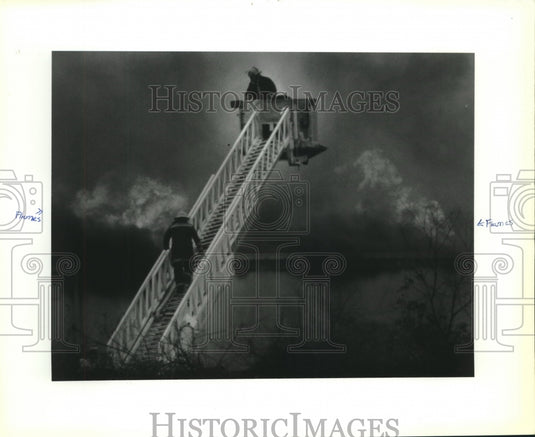 1994 Press Photo Firemen use ladder truck at Malter International Corp. fire - Historic Images