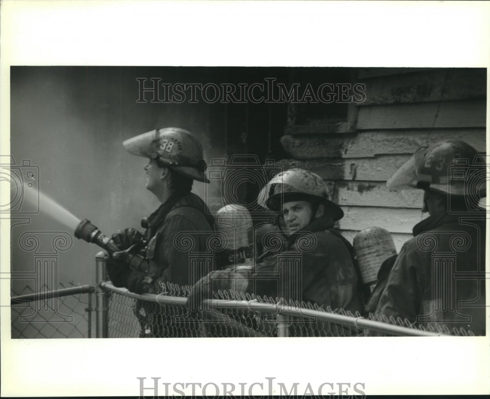 1993 Press Photo New Orleans Firemen at Cadiz and 4530 Satargo Streets fire - Historic Images