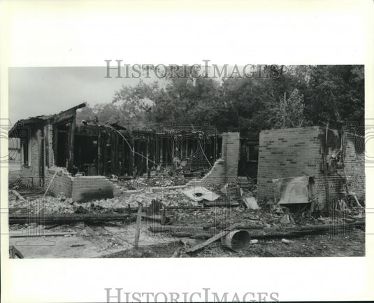 1994 Press Photo Debris of a house on Kelly Road in Poydras after the fire - Historic Images