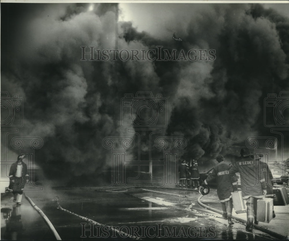 1980 Press Photo Firemen put out blaze at 4454 Chef Heights. - nob10761 - Historic Images