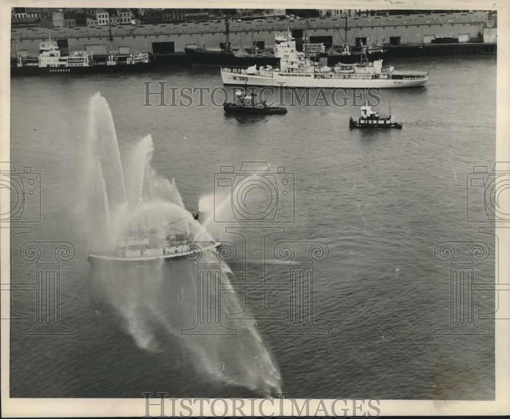 1966 Press Photo New Orleans-Fireboat displays it&#39;s hosing capability. - Historic Images