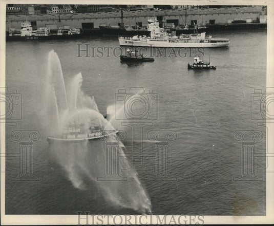 1966 Press Photo New Orleans-Fireboat displays it's hosing capability. - Historic Images