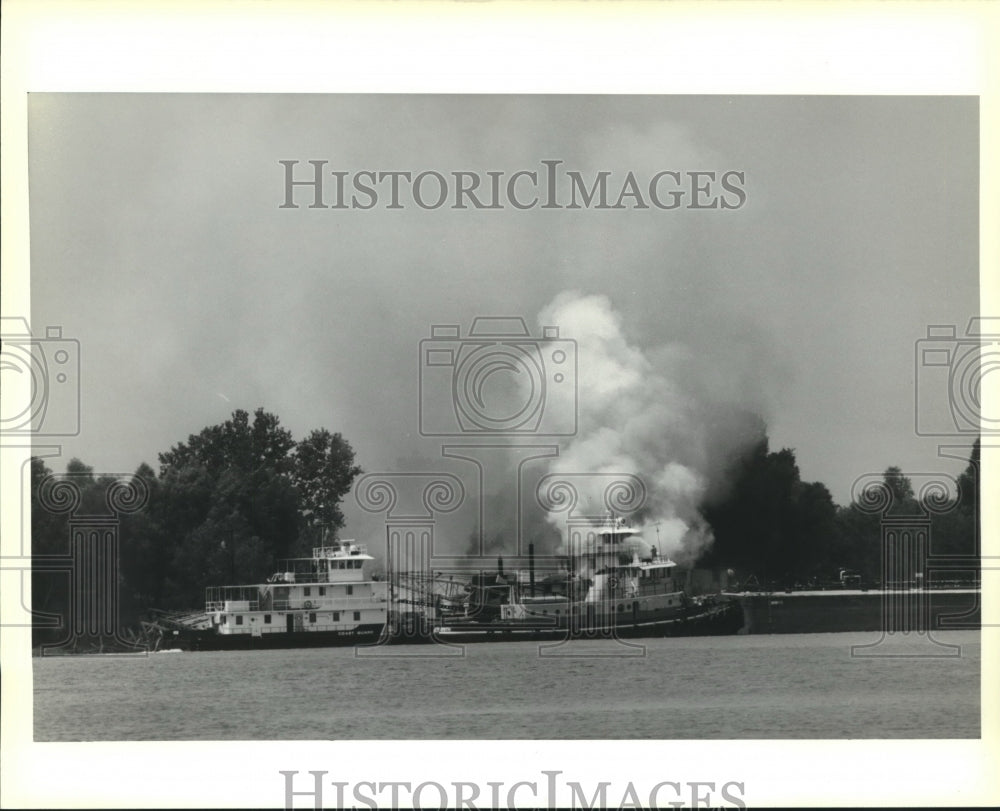 1989 Press Photo Fireboats pour water on a burning tugboat at Hahnville - Historic Images