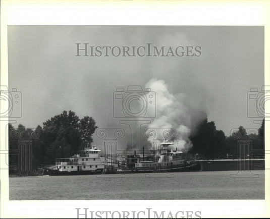 1989 Press Photo Fireboats pour water on a burning tugboat at Hahnville - Historic Images