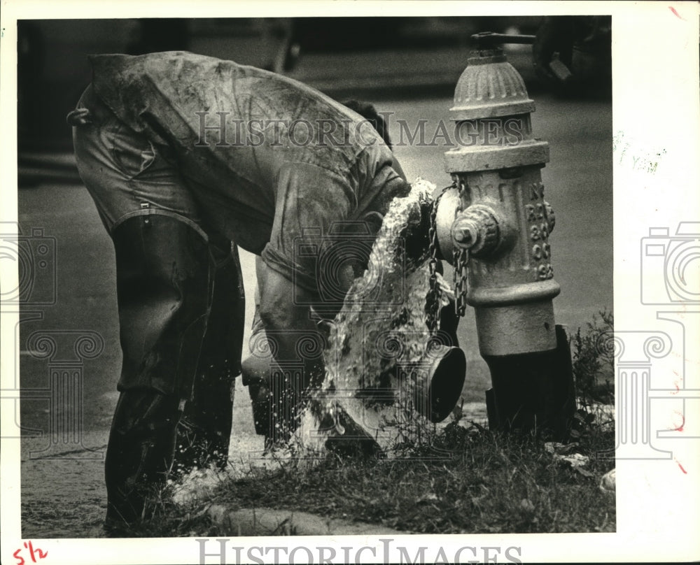 1985 Press Photo Eddie Dawson, a Sewerage &amp; Water Board worker, cools off. - Historic Images