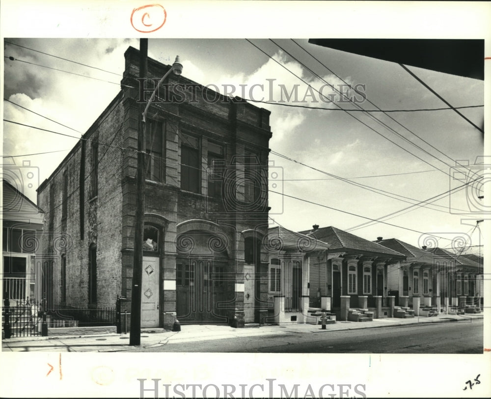 1985 Press Photo Exterior view of Firehouse on 2711 Dauphine - nob10785 - Historic Images