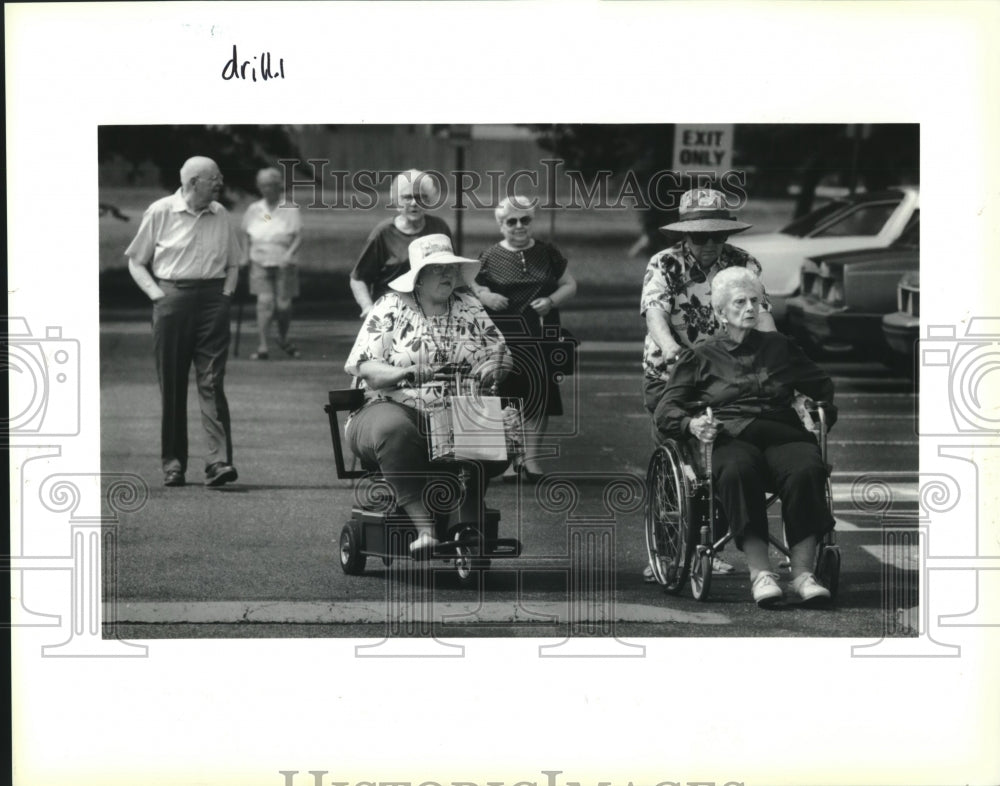 1994 Press Photo Fire Drill evacuation at Westminster Towers Apartments. - Historic Images