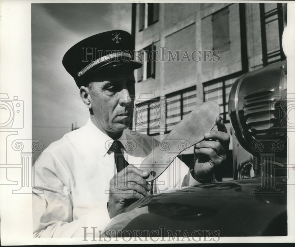 1963 Press Photo Charles H. Pecoul, Training Division, shows flexible steel sole - Historic Images