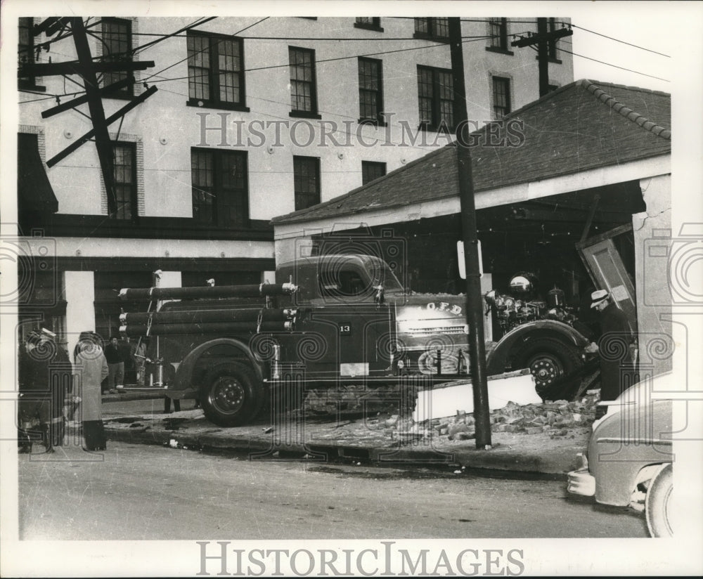 1963 Press Photo After intersection accident, this truck crashed into a building - Historic Images