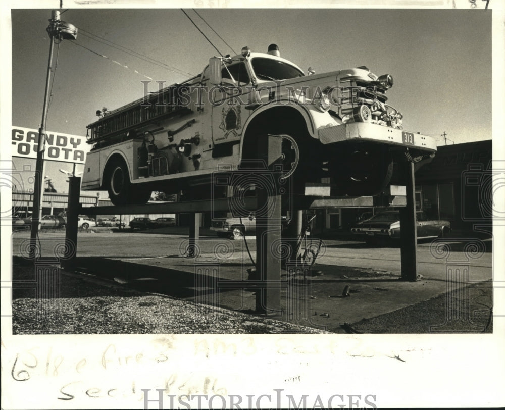 1980 Press Photo 3rd District volunteer fire engine is up for muffler repairs. - Historic Images