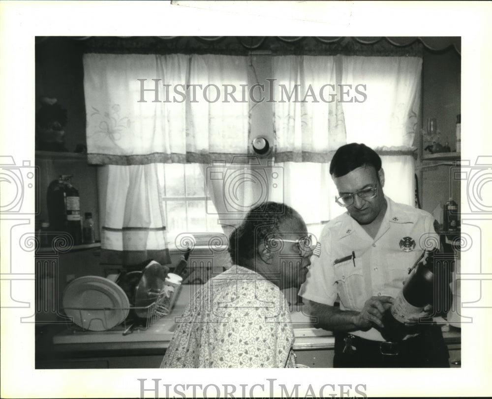 1993 Press Photo Ass. Chief Terry Thibodeaux shows Dorothy Francis extinguisher. - Historic Images