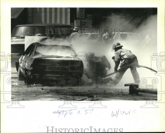 1994 Press Photo New Orleans Firefighters put out a fire in a Ford Taurus - Historic Images