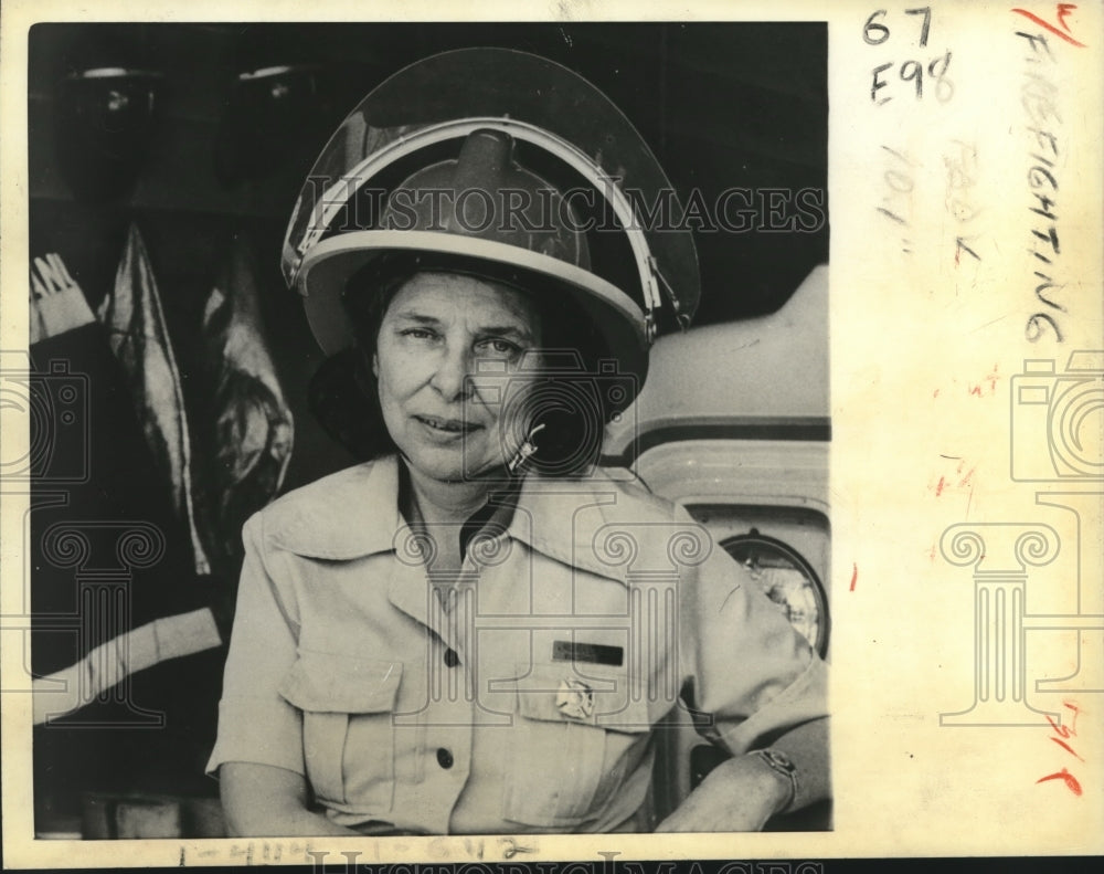 1982 Press Photo Woman firefighter in fire station ready for next call - Historic Images