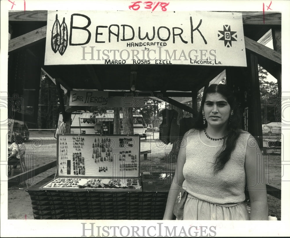 1986 Press Photo Artist sells her beadwork at Lacombe Firefighter&#39;s Festival - Historic Images