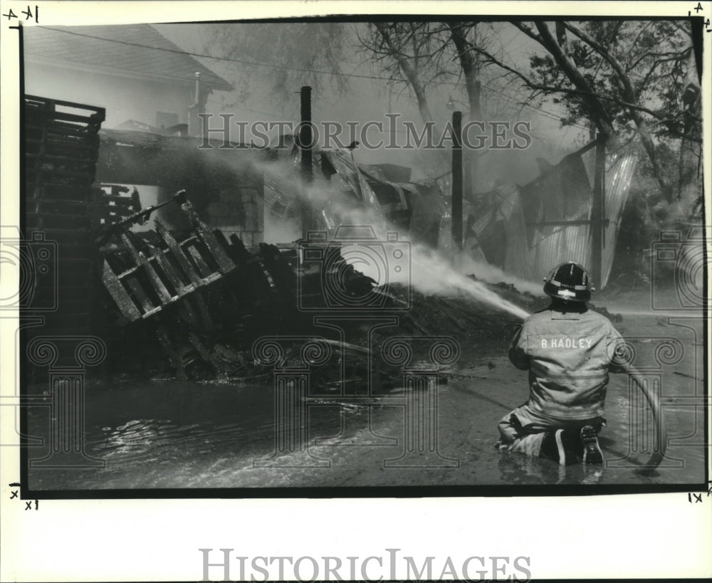 1991 Press Photo St. Bernard firemen battle fire at pallet company in Violet - Historic Images