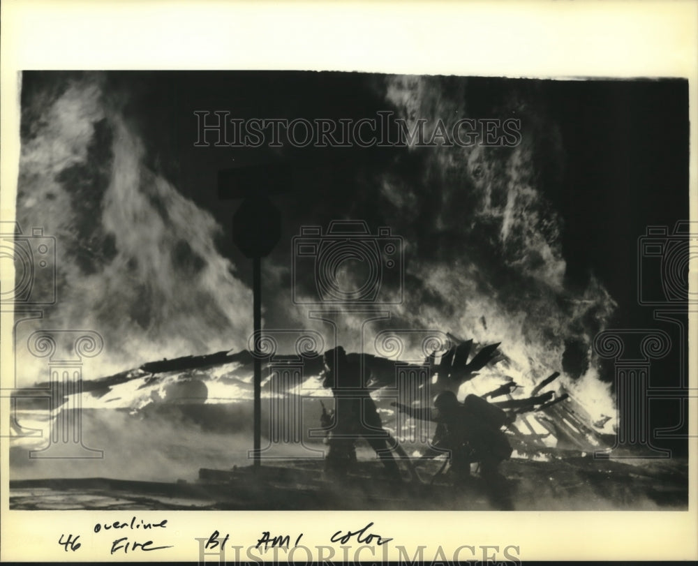 1989 Press Photo Firemen hooking up hose to battle fire at Dumaine &amp; N. Derigny - Historic Images