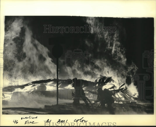 1989 Press Photo Firemen hooking up hose to battle fire at Dumaine & N. Derigny - Historic Images