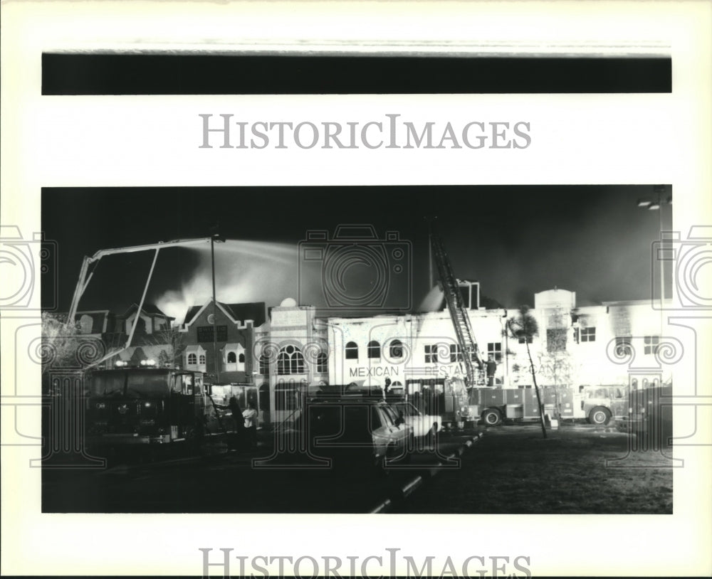 1989 Press Photo Firemen battle a six alarm fire at a shopping center - Historic Images