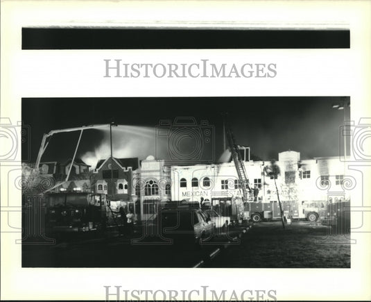 1989 Press Photo Firemen battle a six alarm fire at a shopping center - Historic Images