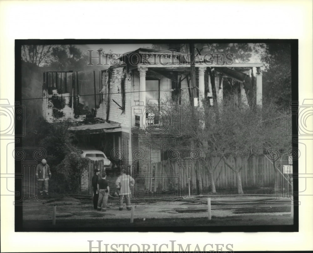 1989 Press Photo Firemen stand by checking for hot spots after fire in old home - Historic Images