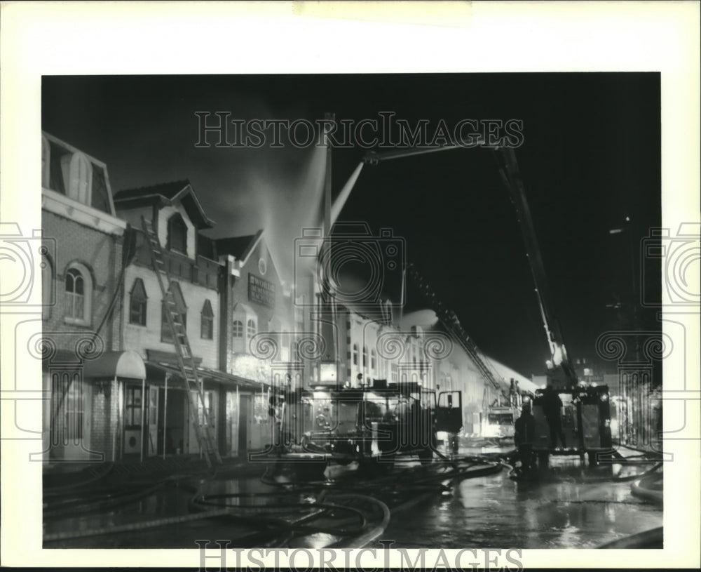 1989 Press Photo Firemen battle a six alarm fire at Lake Forest shopping center - Historic Images