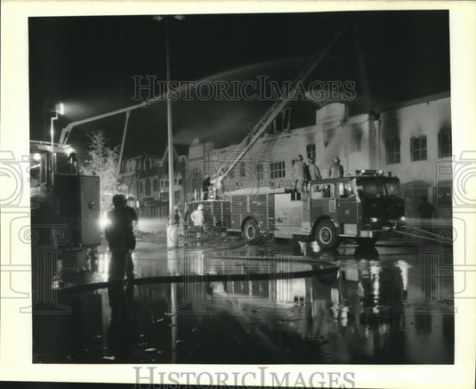 1989 Press Photo Firemen battle a shopping center fire at Lake Forest Boulevard - Historic Images