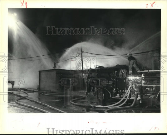 1989 Press Photo Jefferson Parish Firemen battling a blazing building fire - Historic Images