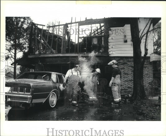 1991 Press Photo Marrero Estelle Volunteer Firemen douse fire on Champagne St. - Historic Images