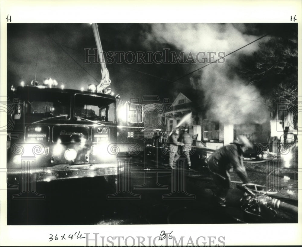 1991 Press Photo New Orleans Firefighters at Baronne near Jackson Ave fire - Historic Images