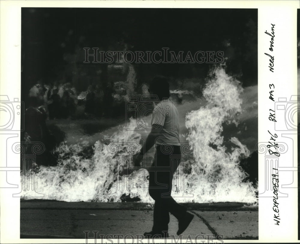 1990 Press Photo Fireman at Site of Gas Line Explosion, Metairie - Historic Images