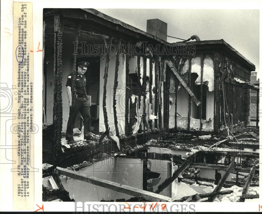 1988 Press Photo Captain Terry Thibodaux Examines Fire Damage, Harvey, Louisiana - Historic Images