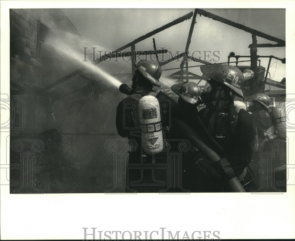 1988 Press Photo Firefighters Aim Hose at MidCity Fire, Rendon St., New Orleans - Historic Images