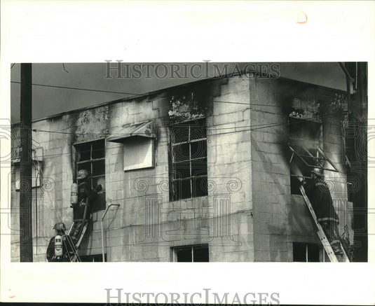 1987 Press Photo Fire fighters control the blaze at Earhart & Magnolia warehouse - Historic Images