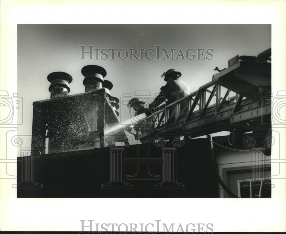 1995 Press Photo Firemen fight a 2 alarm fire at Pontchartrain Oaks Apartments - Historic Images