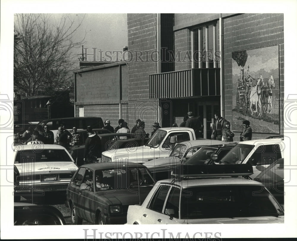 1986 Press Photo Bumper to bumper traffic at Firemen&#39;s Union Hall in New Orleans - Historic Images